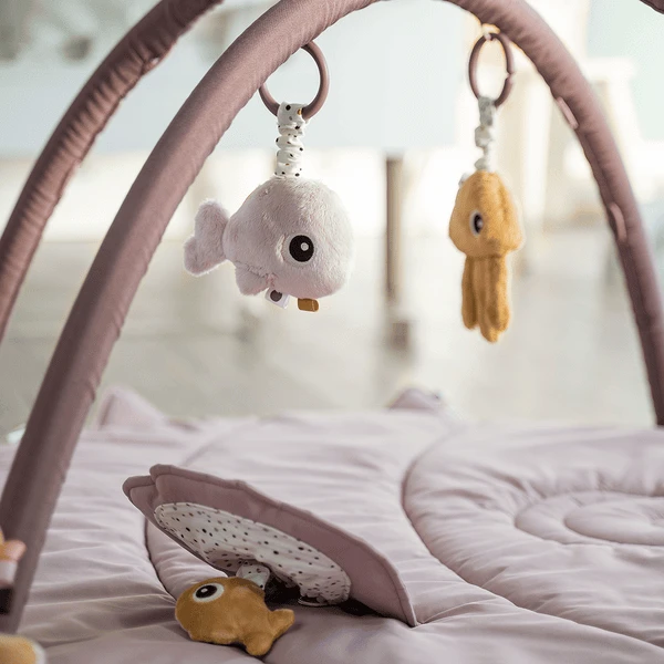 Done By Deer ™ Speelboog Met Kruipdeken Zee Friends - Roze 4 Done By Deer ™ Speelboog Met Kruipdeken Zee Friends - Roze - Afbeelding 4