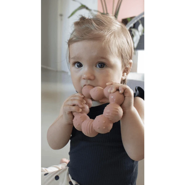 Filibabba Bijtring Lily De Larve - Peach 5 Filibabba Bijtring Lily De Larve - Peach - Afbeelding 5