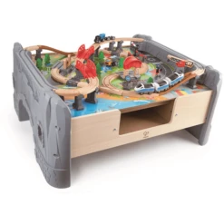 Hape Treinlandschap Met Batterij-aangedreven Locomotief, 70 Stuks